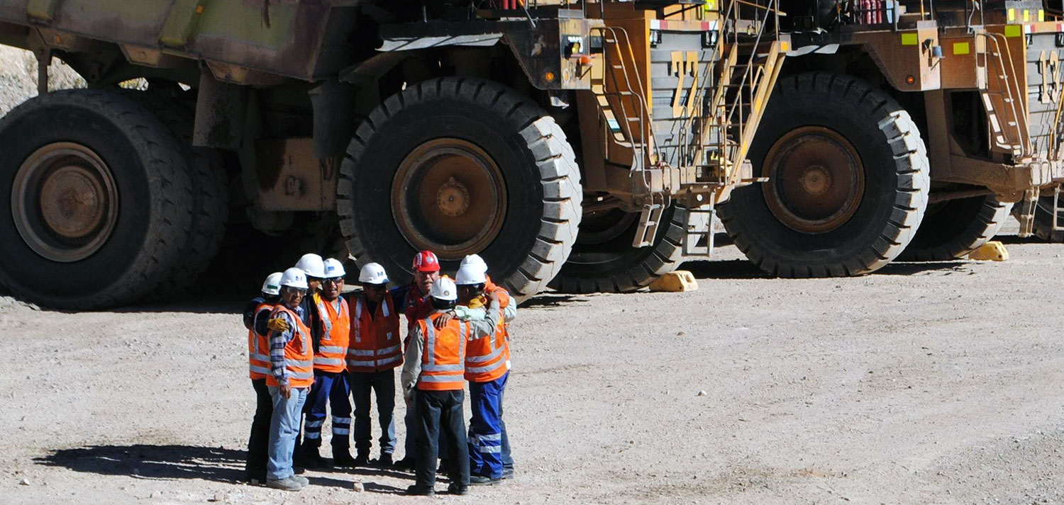 A group of Barrick people at the Pierina mine in Peru gather to discuss safety drills. As a member company to the International Council on Mining and Metals, Barrick is implementing the ICMM’s Health and Safety Critical Control Management Guide to help drive down risk exposure to fatal events.