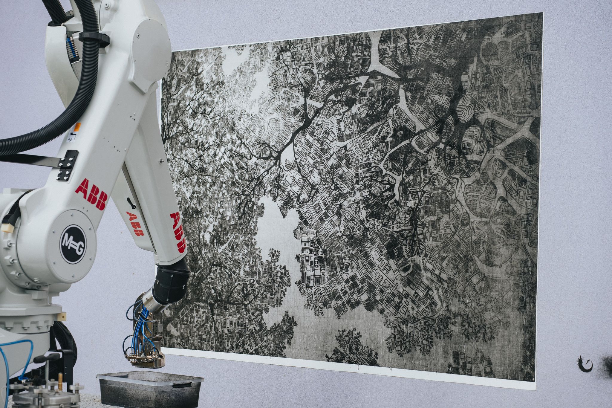 An industrial robot developed by ABB recreated murals designed entirely by artificial intelligence (AI), using PPG’s advanced waterborne basecoat