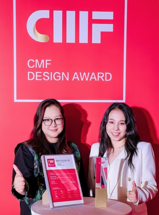 Cindy Li from PPG and Luo Zhizhi from BYD jointly receive the Supreme Gold Award for the special effect color Argyle Purple at the 2024 International CMF Design Awards in Shenzhen, China.