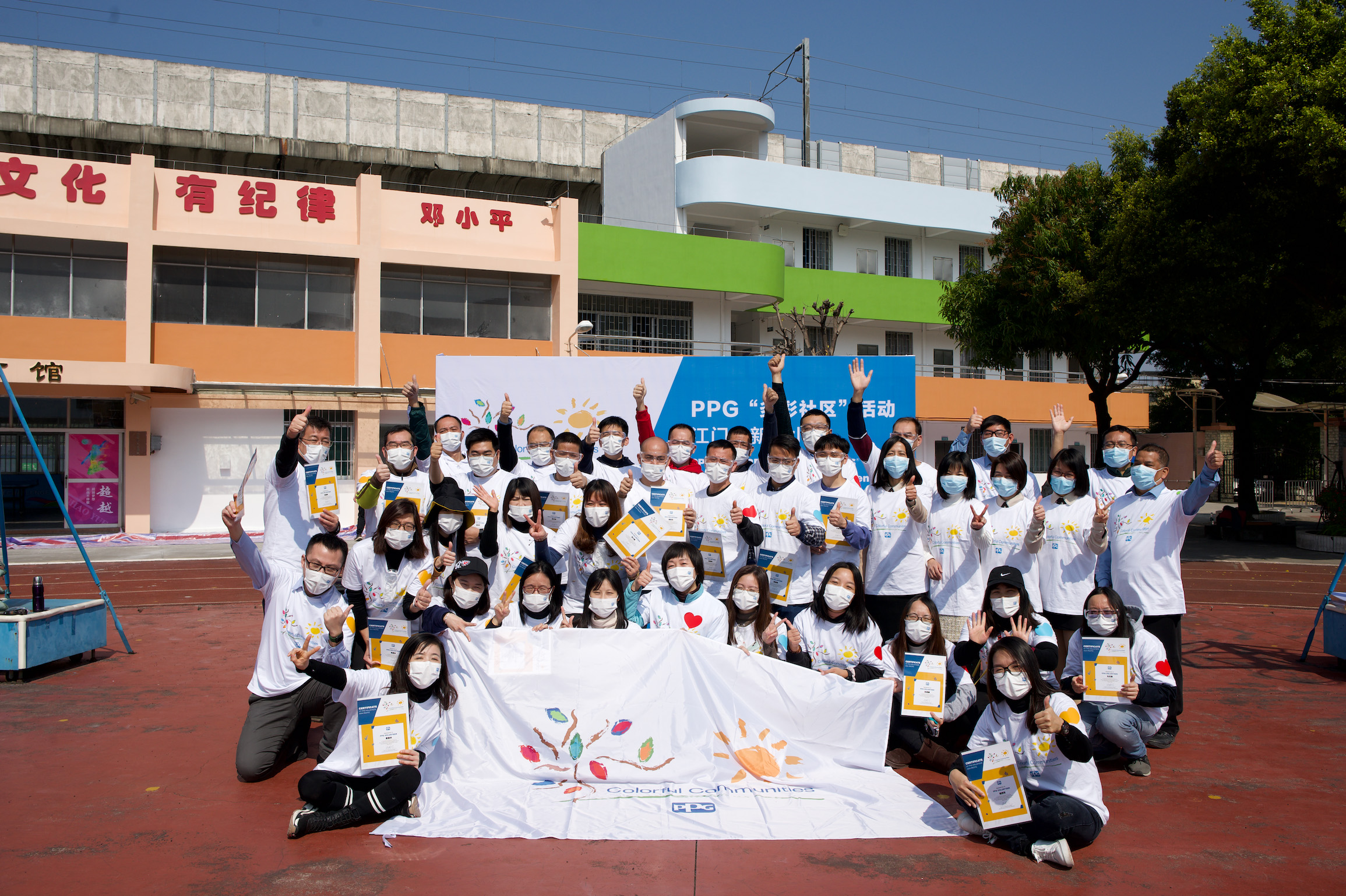 A COLORFUL COMMUNITIES® project at the Xinmin Primary School in Jiangmen, Guangdong Province, China, brought together nearly 45 PPG volunteers, who spent more than 90 hours beautifying the school’s dormitory, gymnasium and exterior walls.