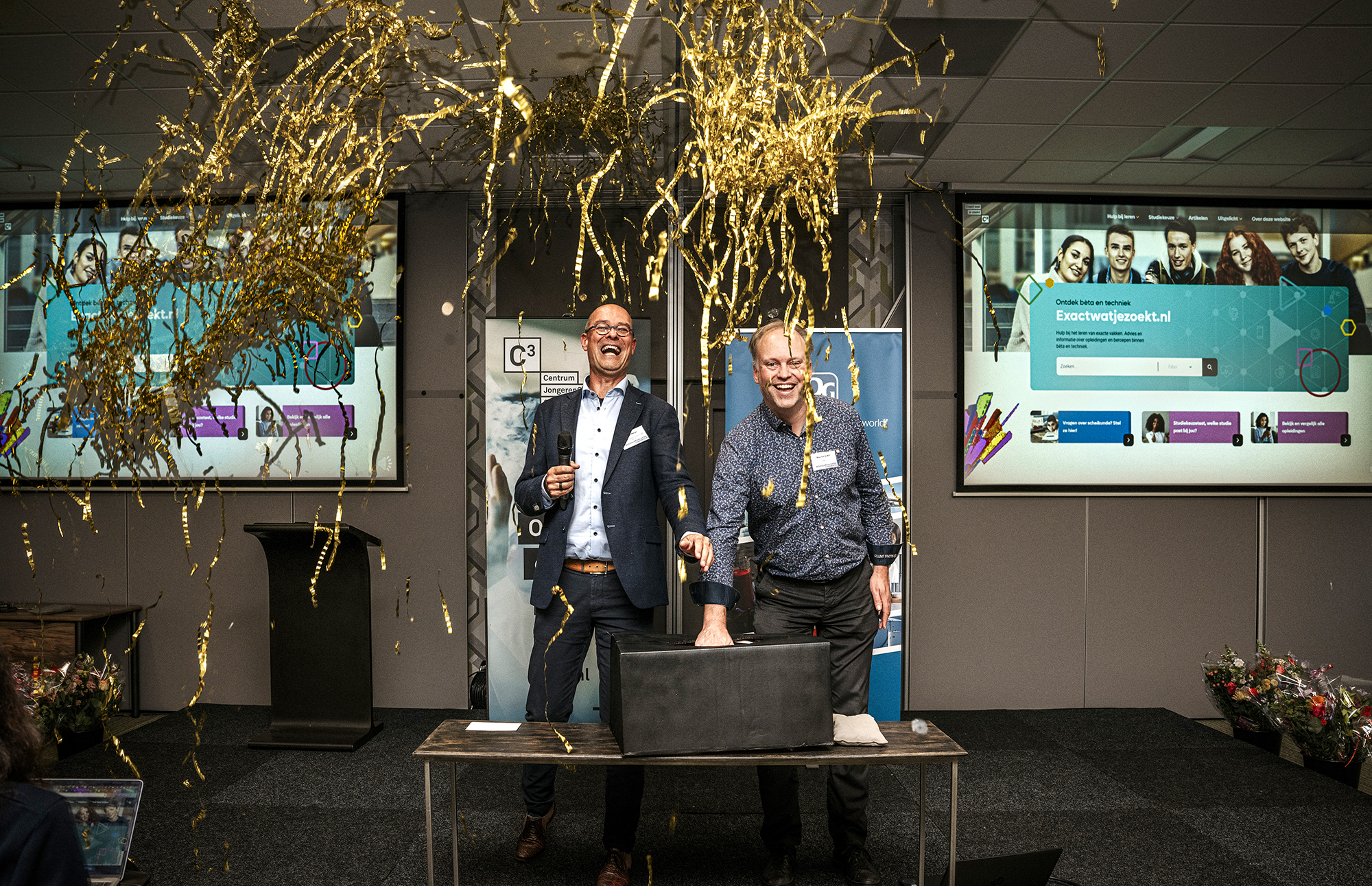 Marijn Meijer, director of C3 (left), and Maurice de Wit, PPG director of production and logistics Benelux, Architectural Coatings, launch the online STEM education platform exactwatjezoekt.nl.